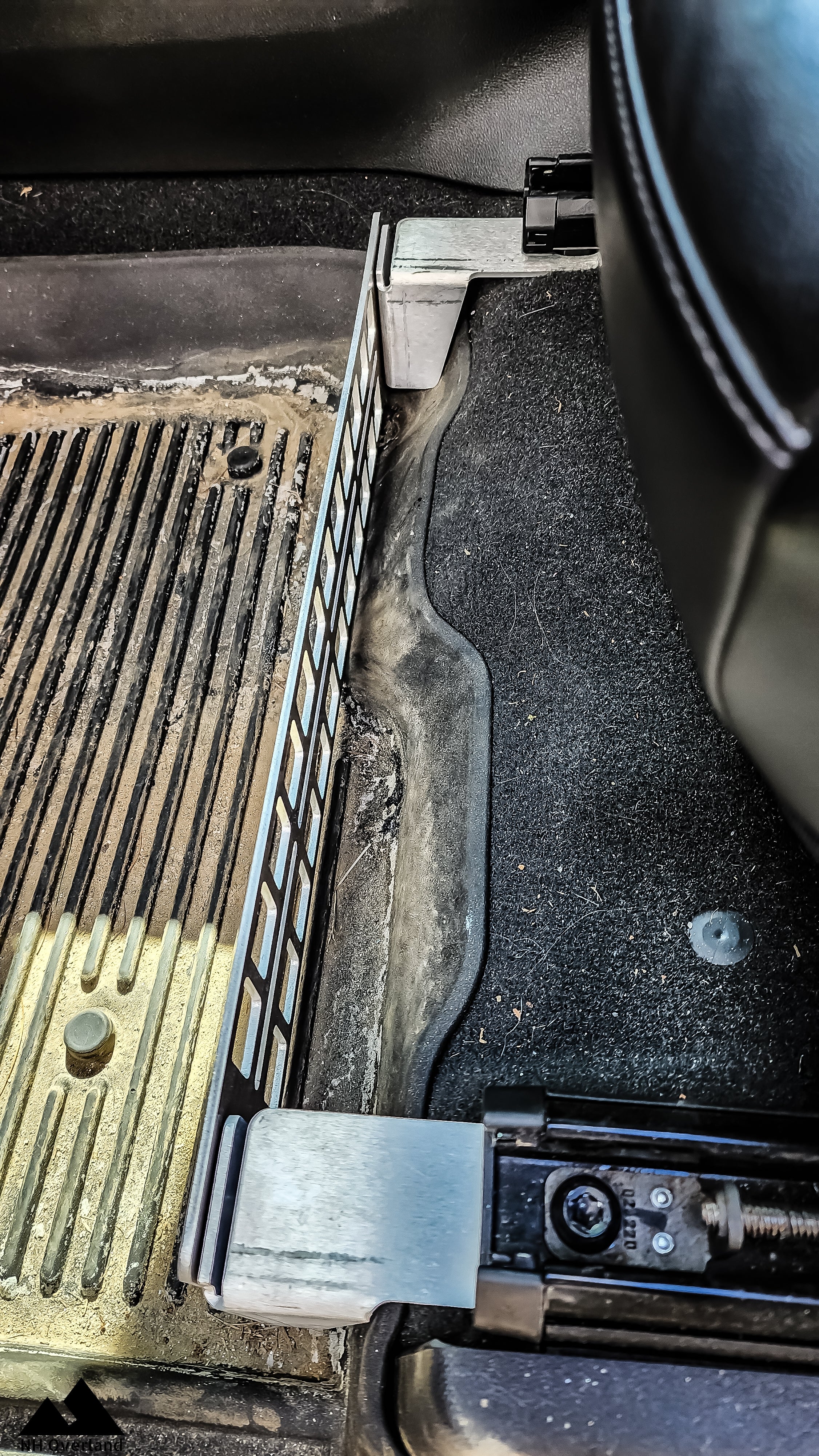 19+ GM Front Seat Gear Panel - Image 3